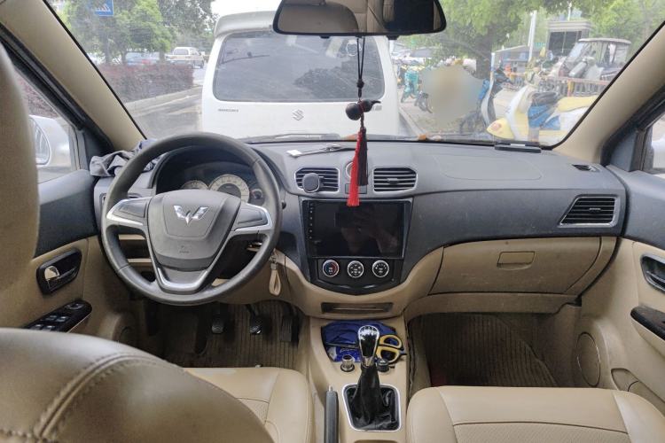Used Wuling Hongguang 2014 1.5L S Comfort Model Center Console