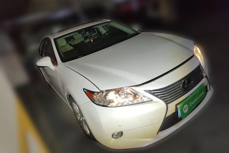 Used Lexus ES 2014 250 Elite Edition Front Right 45 Deg