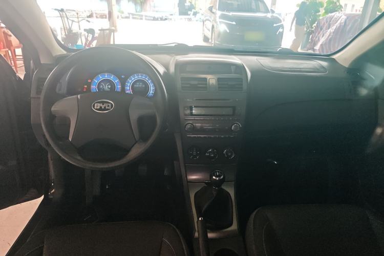 Used BYD L3 2015 Energy-Efficient Model 1.5L Manual Comfort Edition Center Console