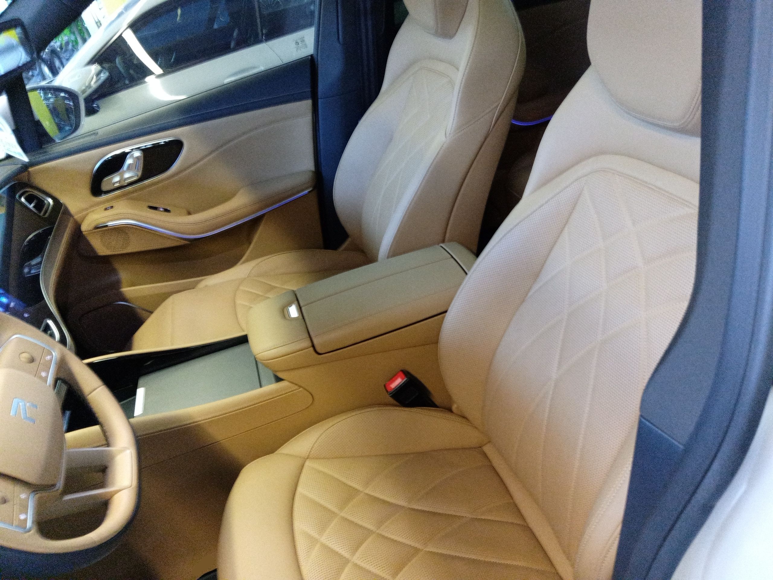 المقاعد الأمامية داخل السيارة