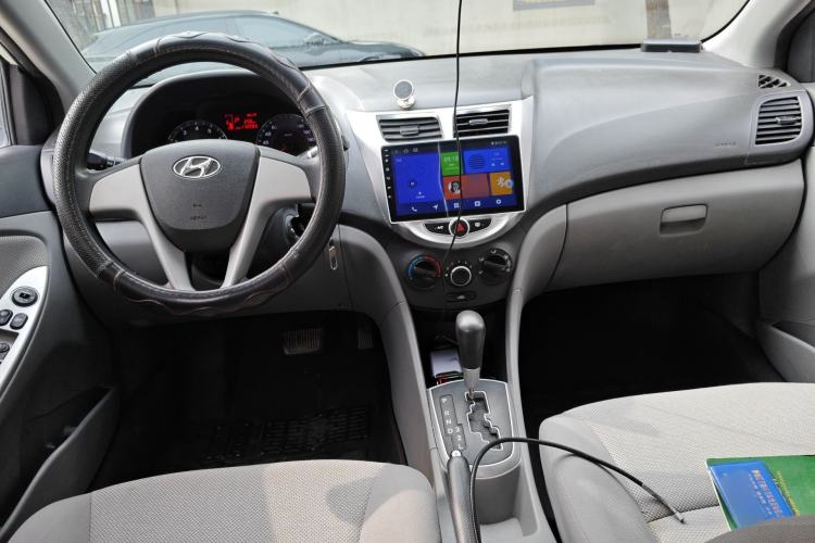 Used Hyundai Verna (older generation) 2010 Sedan 1.4L Automatic Fashionable GT Model Center Console