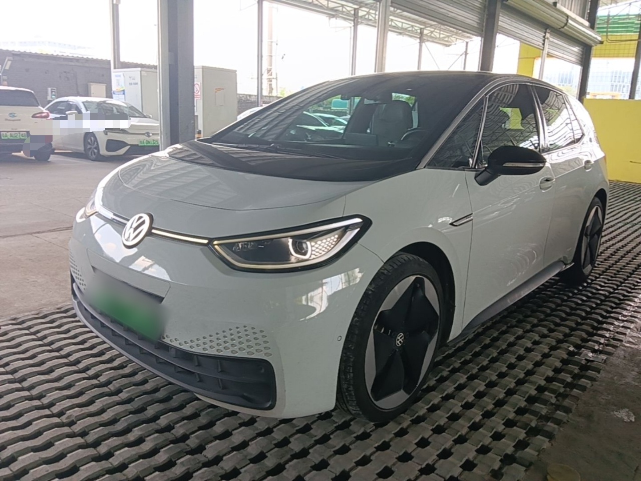 Под передней частью автомобиля