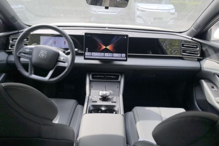 Used BYD Qin L 2025 DM-i Smart Drive 80KM Leading Model Center Console