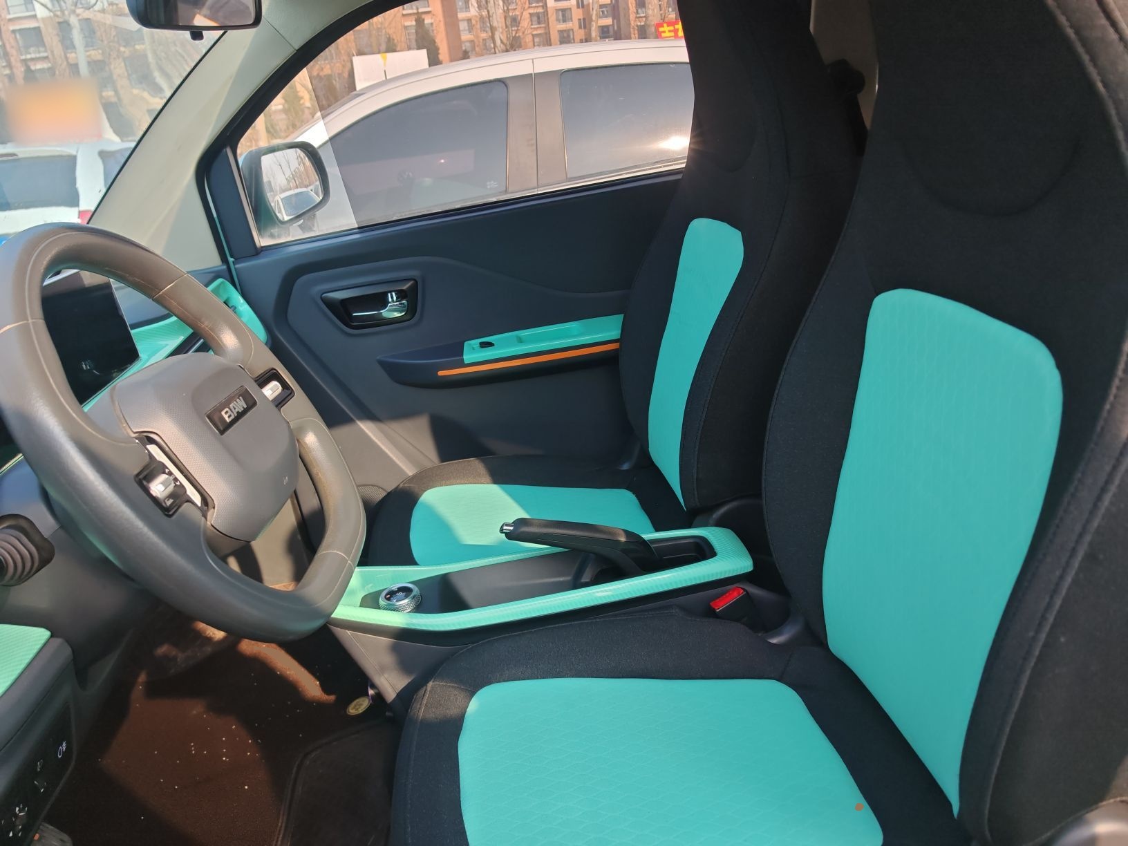 المقاعد الأمامية داخل السيارة