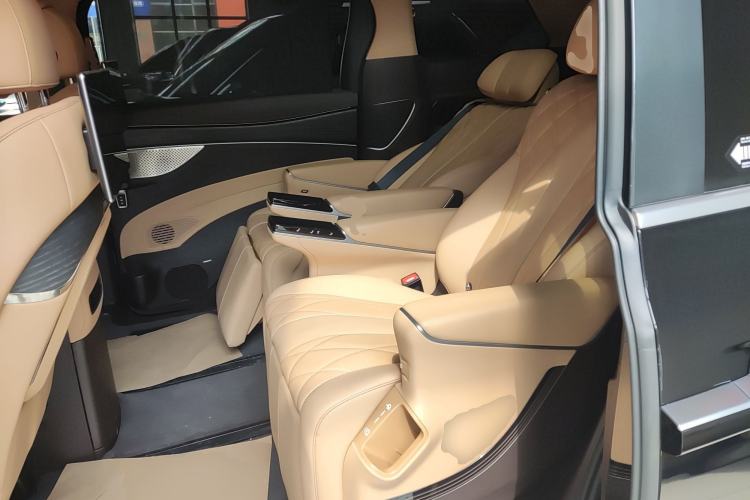 Used Denza D9 2025 DM-i Intelligent Drive 1020 Four-Wheel Drive Flagship Model
