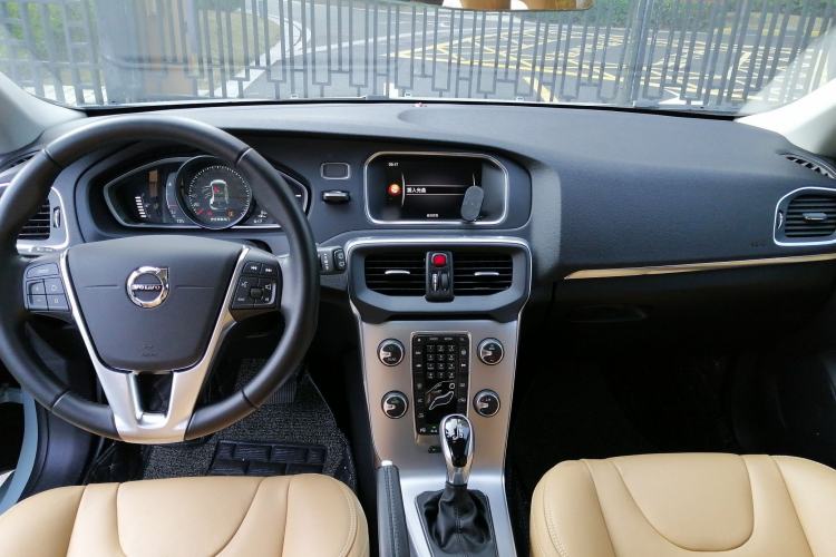 Used Volvo V40 2017 T3 Zhiya Edition Center Console