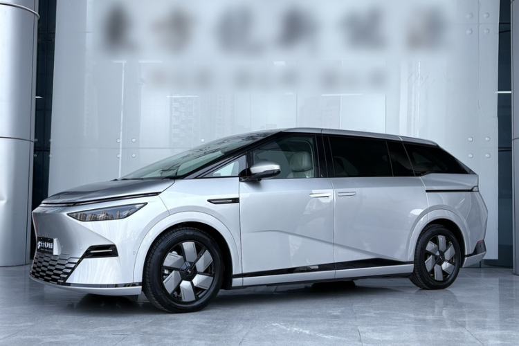 Used XPeng X9 2025 650 Long-Range Max Exterior 3