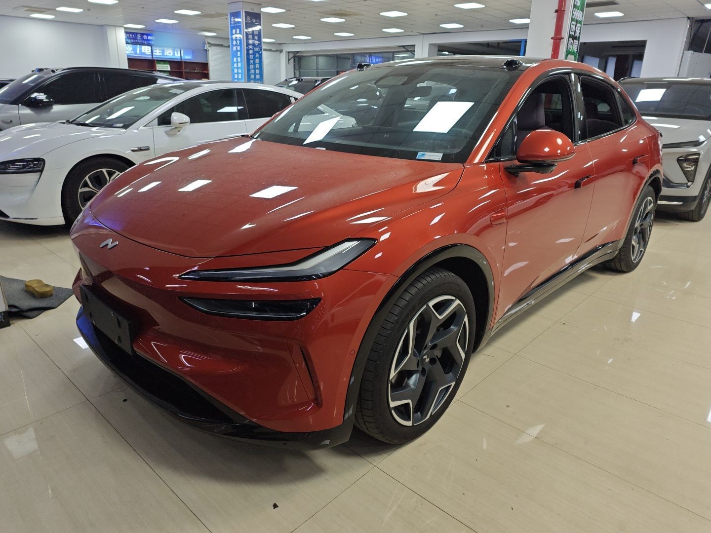 تحت مقدمة السيارة