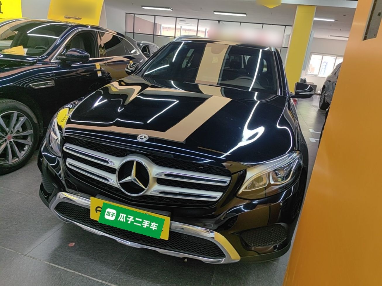 Unter der Vorderseite des Autos