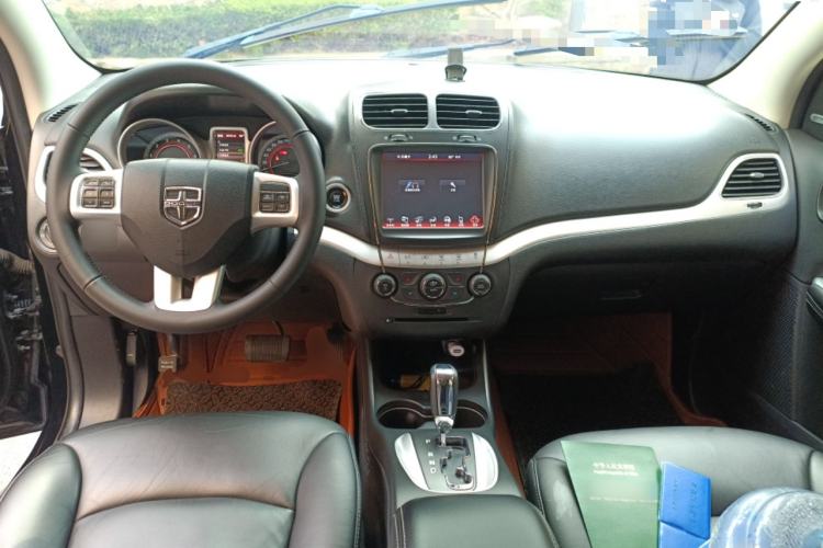 Used Dodge Journey 2013 2.4L Two-Wheel Drive Luxury Version Center Console