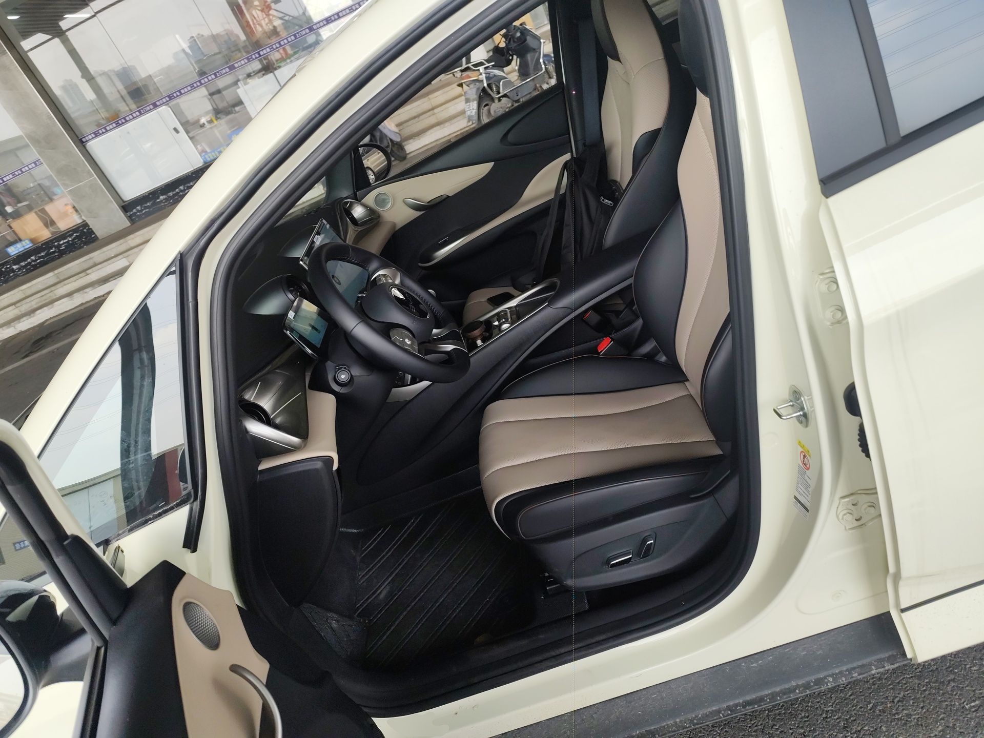 المقاعد الأمامية داخل السيارة