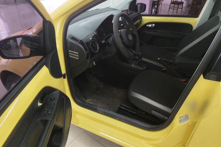 Used Volkswagen up! 2015 1.0L go high!
