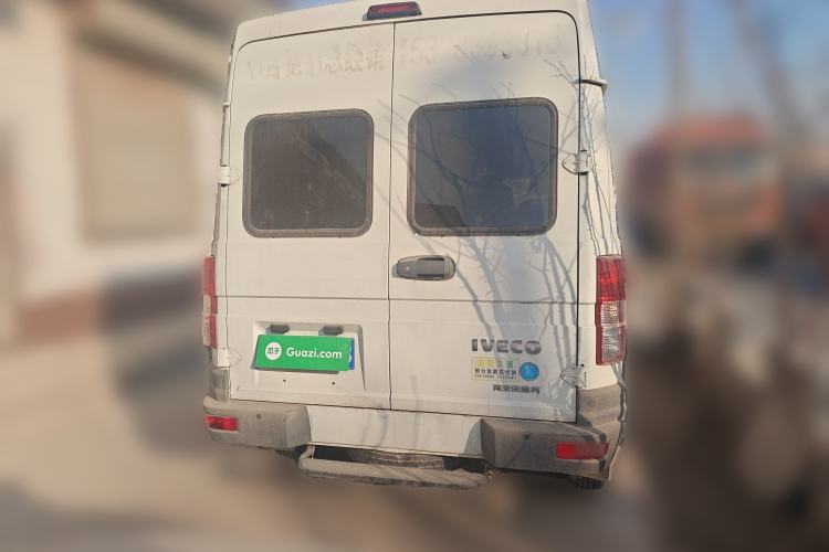 Used Iveco Daily 2021 2.5T A35 M1 Passenger Van 5-9 Seater Short Wheelbase Mid-Roof Design Single Tire Manual Doors Rear