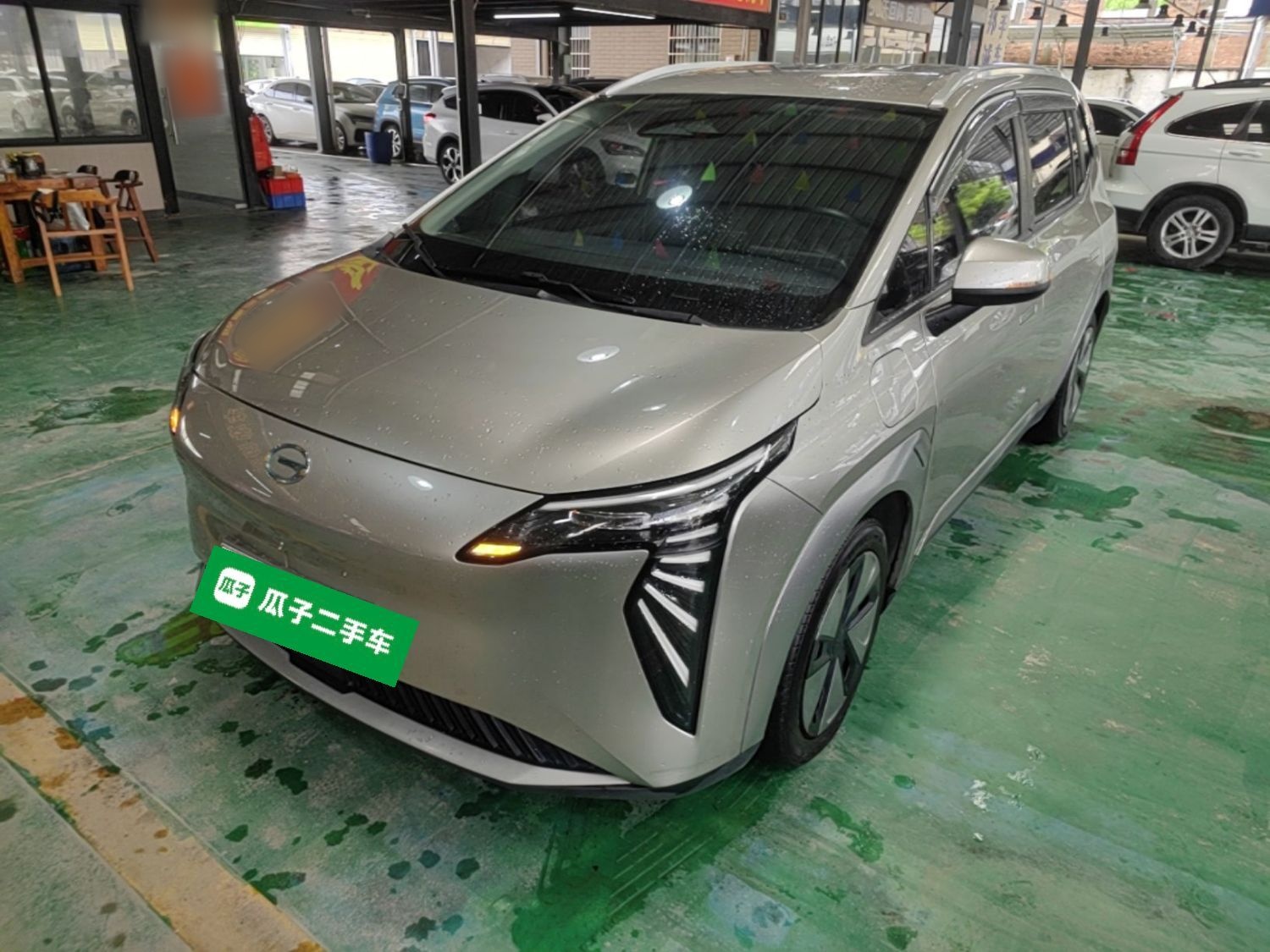Unter der Vorderseite des Autos