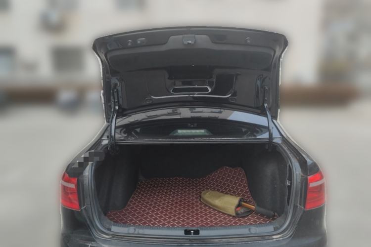 Used Volkswagen Lavida 2015 1.6L Automatic Fashion Edition Trunk