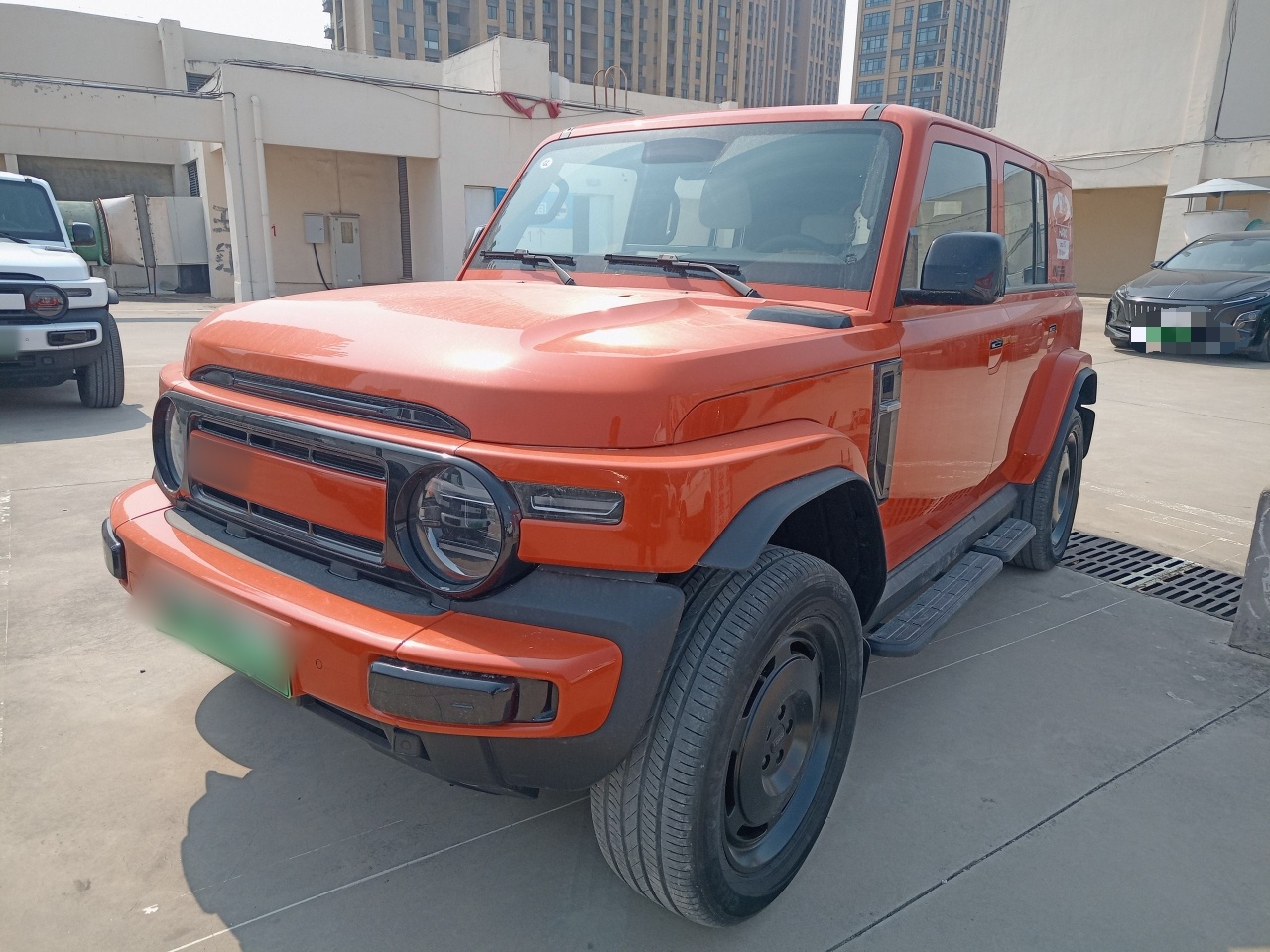 Под передней частью автомобиля