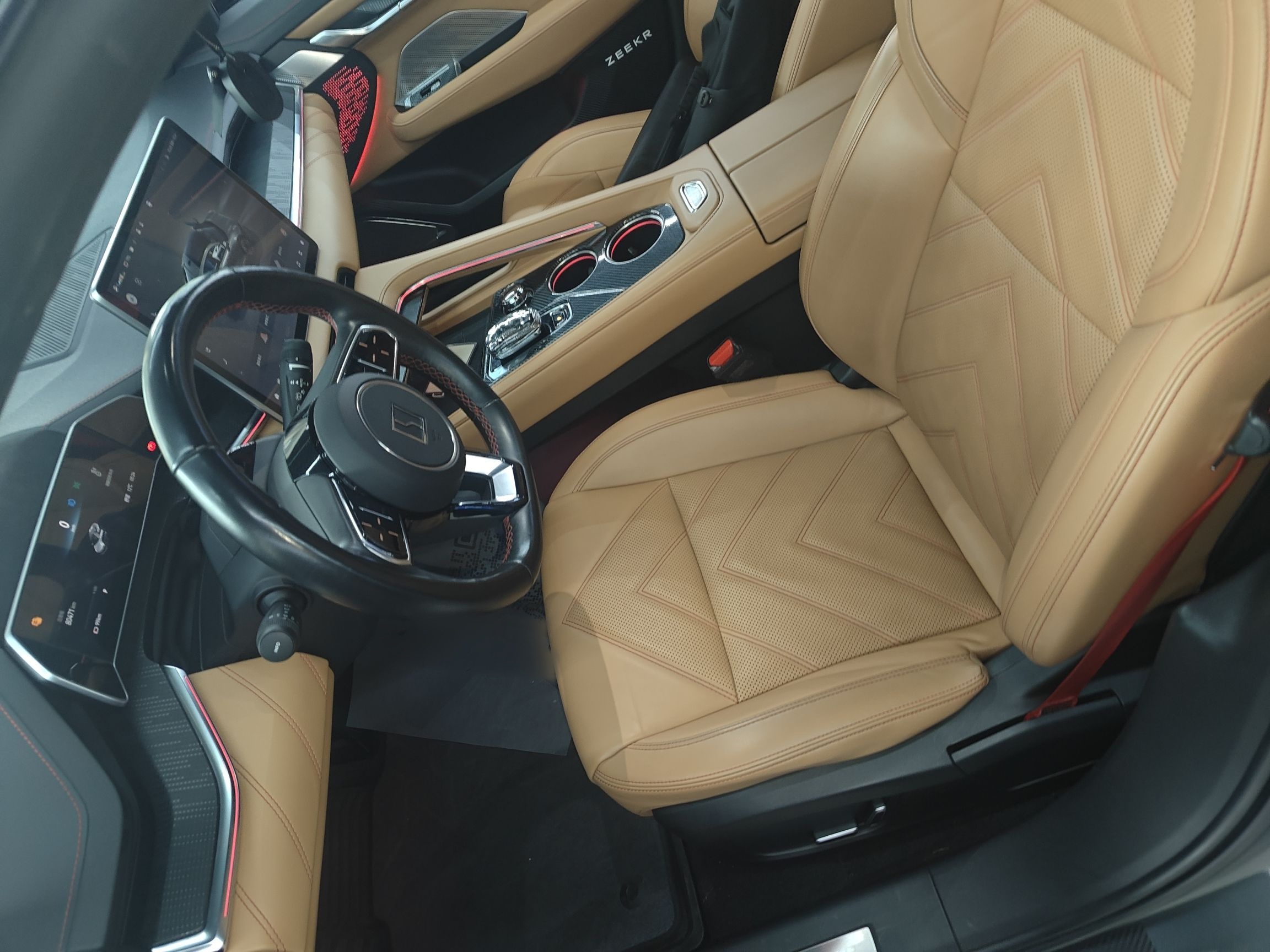 المقاعد الأمامية داخل السيارة