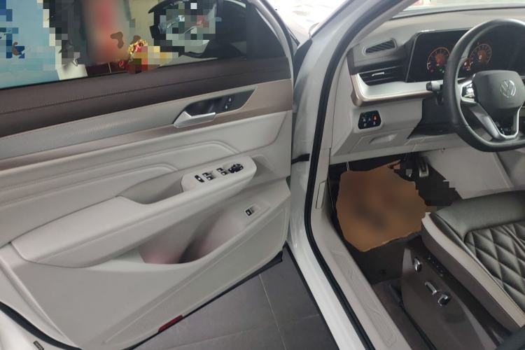 Used Volkswagen Tavendor 2024 380TSI All-Wheel Drive R-Line Cruise Edition Driver Seat