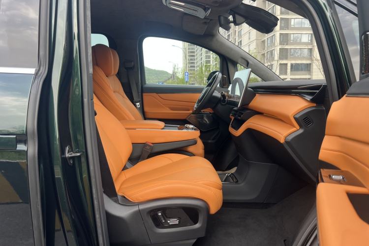 Used Geely Galaxy LEVC L380 2024 140-Degree 6-Seater All-Wheel-Drive Ultra Interior 5