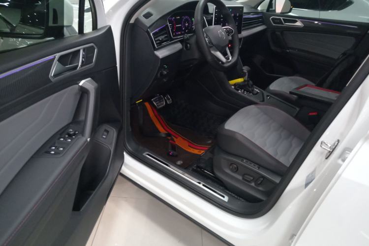 Used Volkswagen Tiguan L 2023 330TSI Automatic Two-Wheel Drive R-Line Flagship Edition Left Front Seat