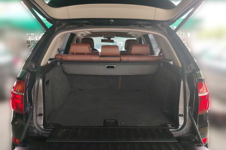 Used BMW X5 2011 xDrive35i Leading Model Trunk