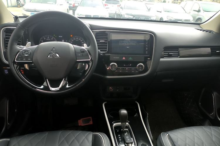 Used Mitsubishi Outlander 2020 2.4L 4x4 Prestige Edition 7-Seater Center Console