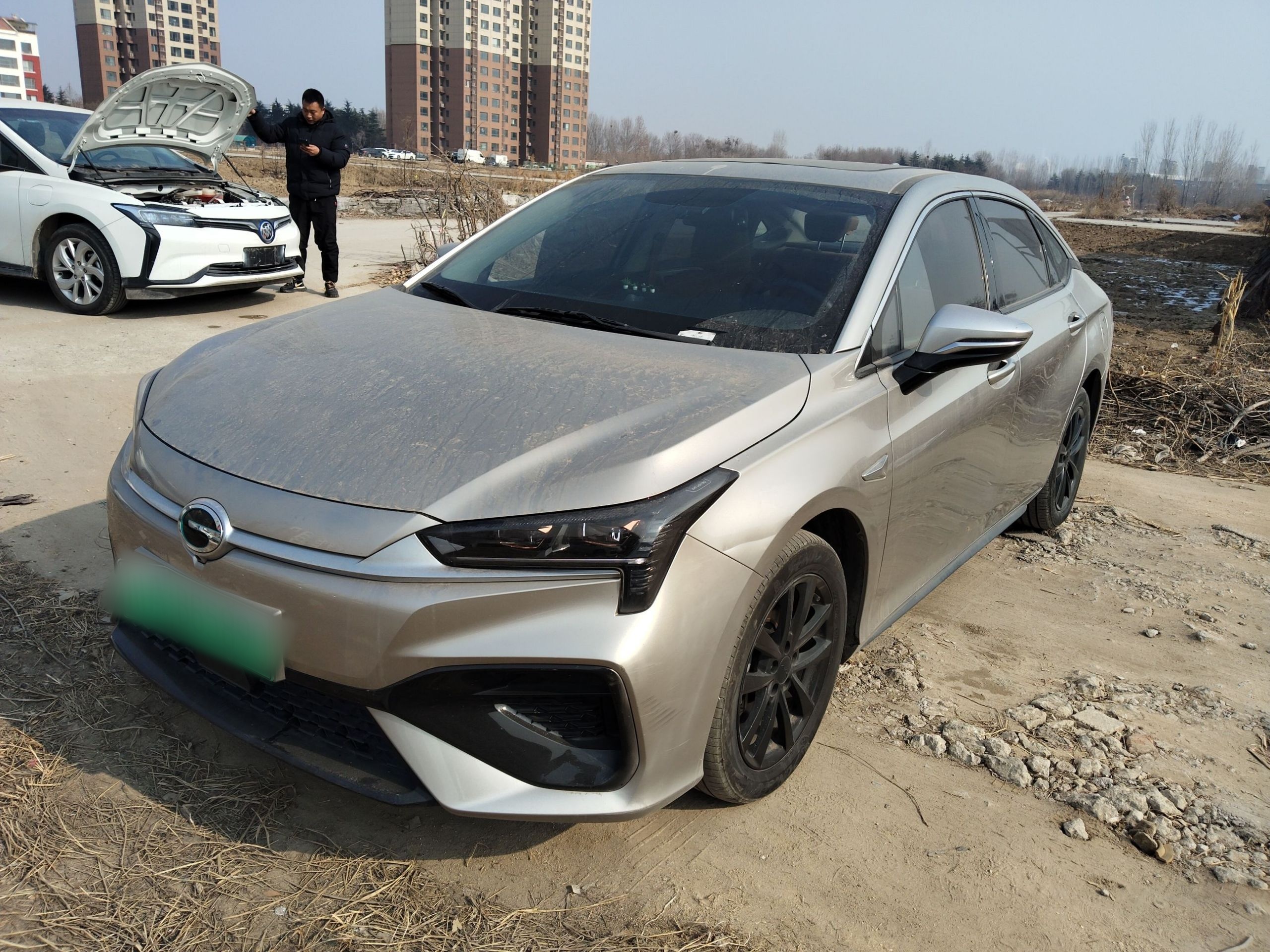 Под передней частью автомобиля