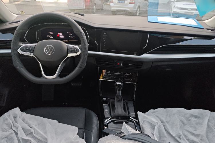 Used Volkswagen Passat 2026 Model, Outstanding 380TSI Xingkong Longteng Edition Center Console