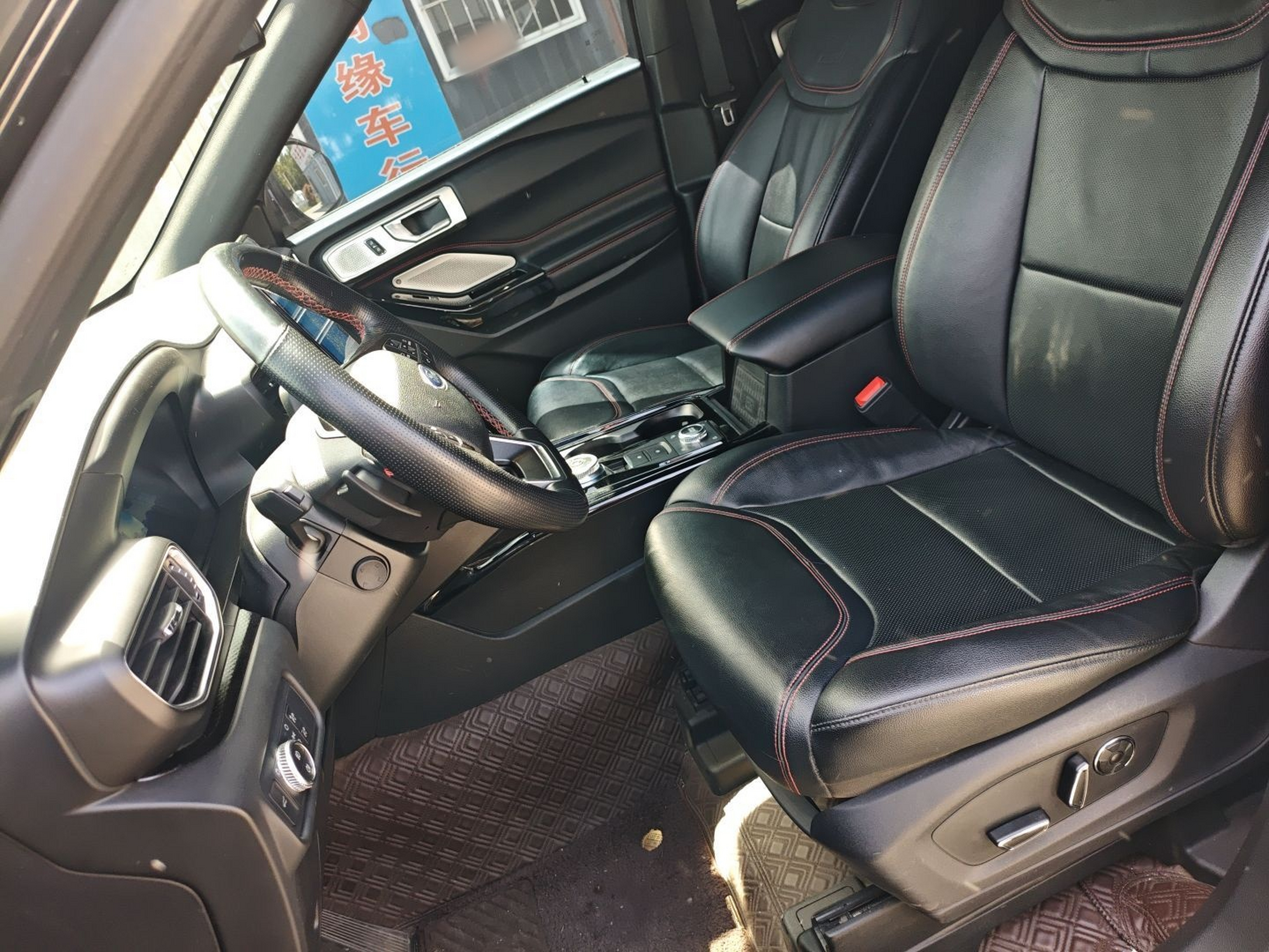 Переднее сиденье в автомобиле