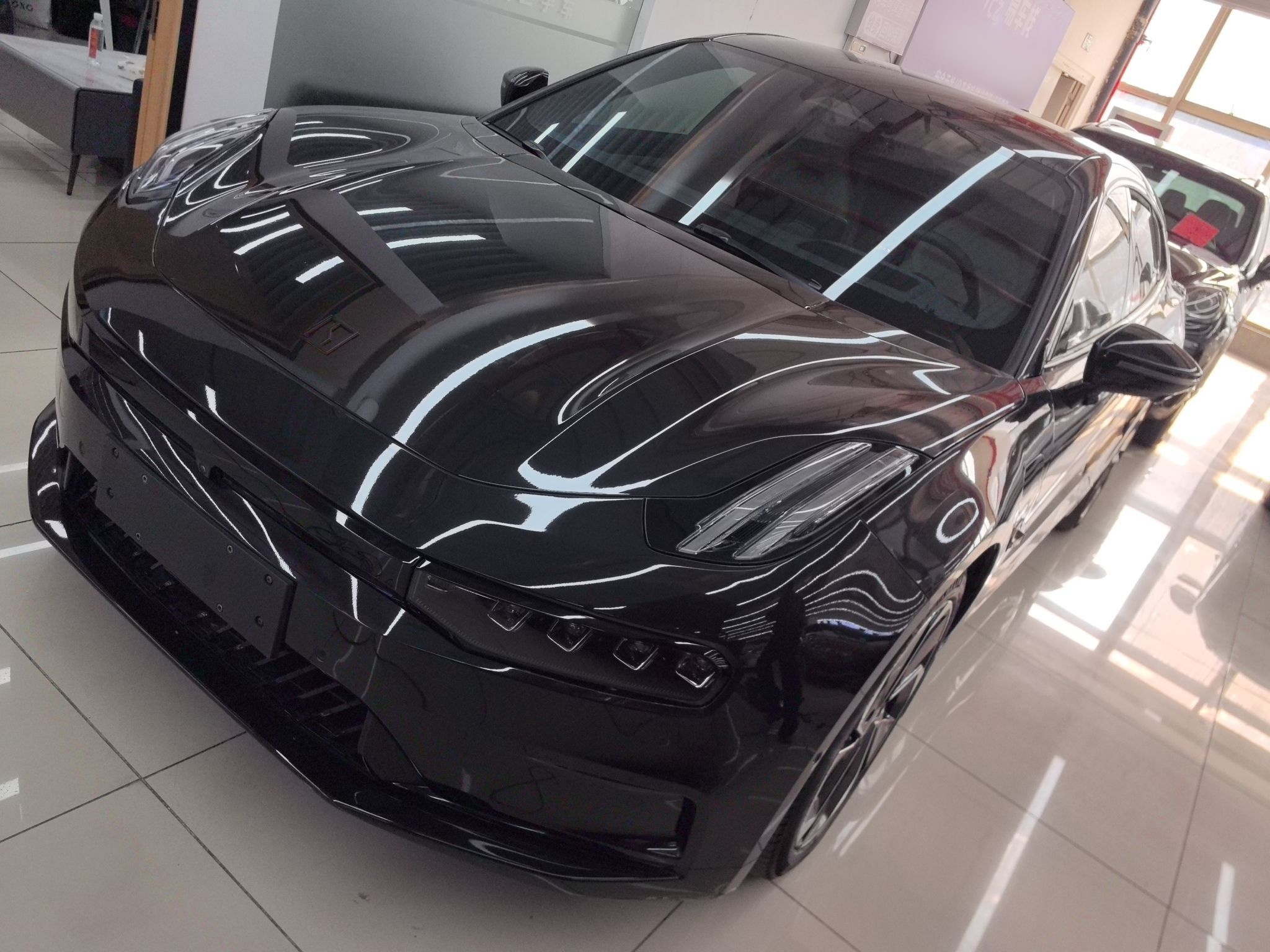 تحت مقدمة السيارة