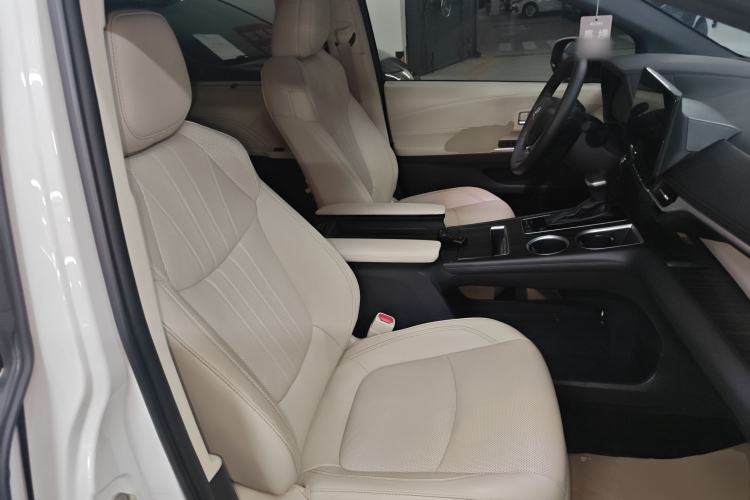 Used Toyota Granvia 2024 2.5L Hybrid Prestige ULTRA Edition Right Front Seat