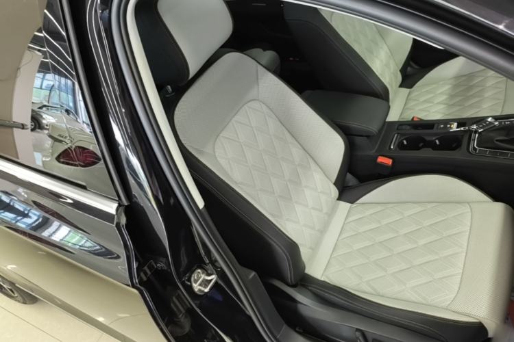 Used Volkswagen Magotan 2023 2 Million Units Commemorative Edition 330TSI DSG Luxury Version Right Front Seat