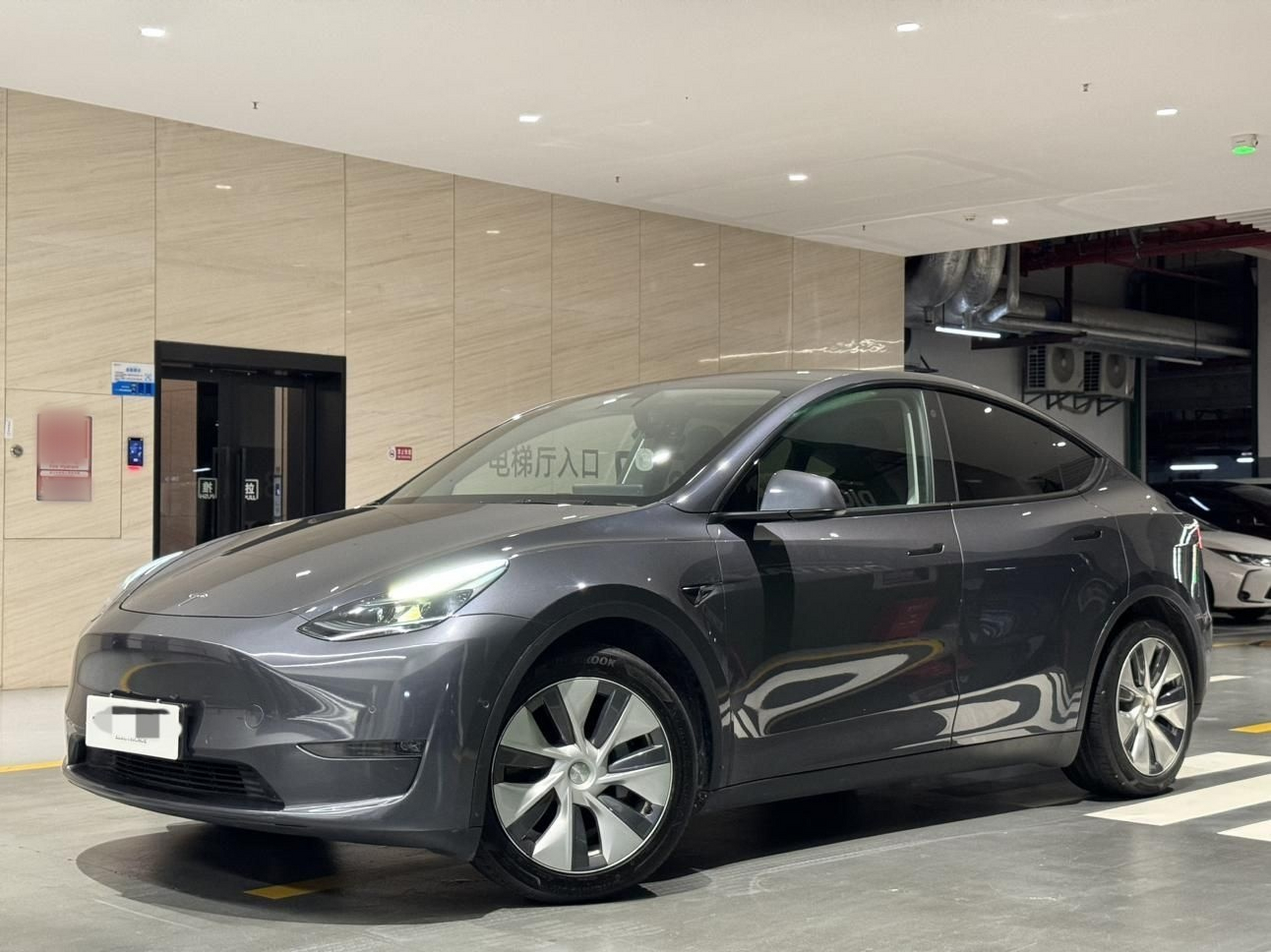 Под передней частью автомобиля