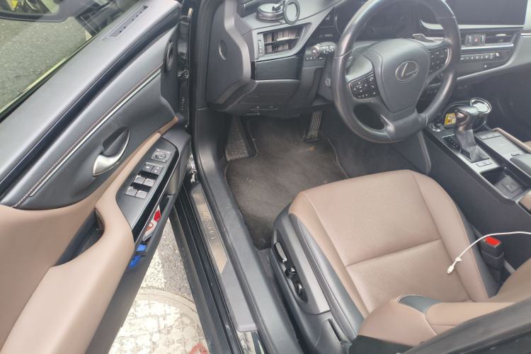 Used Lexus ES 2021 300h Deluxe Edition
