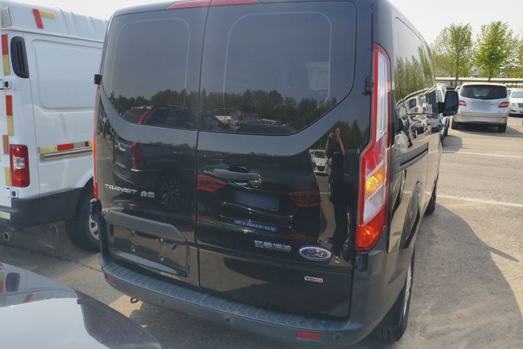 Used Ford Transit 2020 2.0T Diesel Multi-Function Commercial Vehicle Mid-Chassis Low-Roof Design with Dual Rear Doors Meeting China VI Emission Standards
