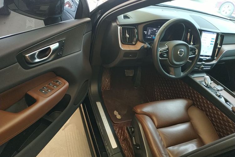 Used Volvo XC60 2024 B5 4x4 Smart Luxury Edition