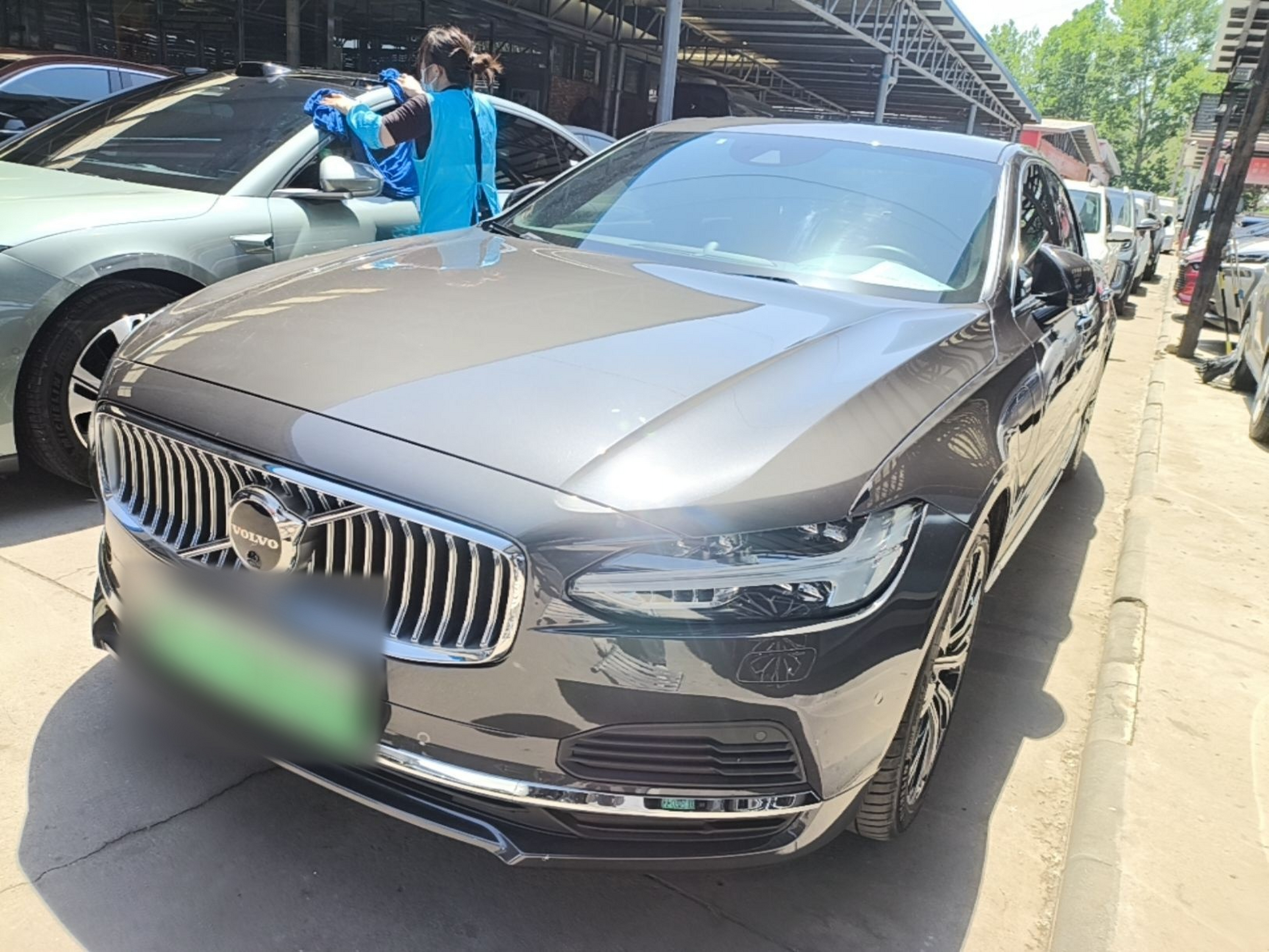Под передней частью автомобиля