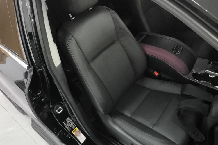 Used Toyota Highlander 2015 2.0T Two-Wheel Drive Luxury Edition 7 Seats Right Front Seat