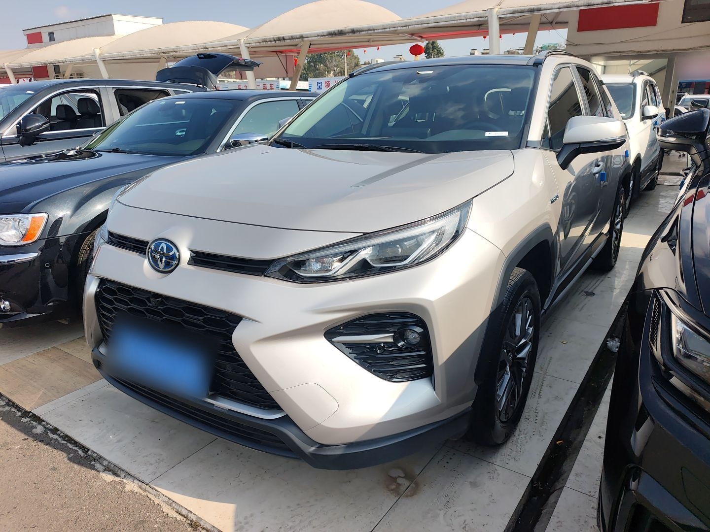 Под передней частью автомобиля