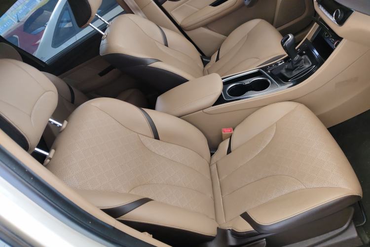 Used Baojun 730 2017 1.8L iAMT Luxury Version 7-Seater
