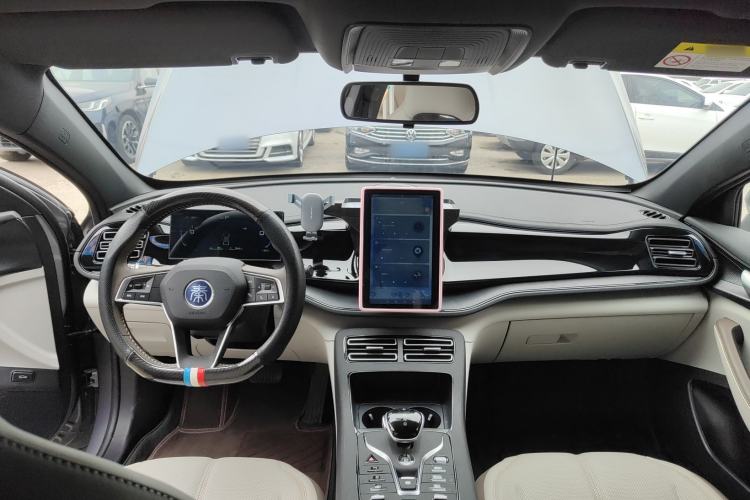 Used BYD Qin PLUS 2024 HONOR Edition DM-i 55KM Leading Model Center Console