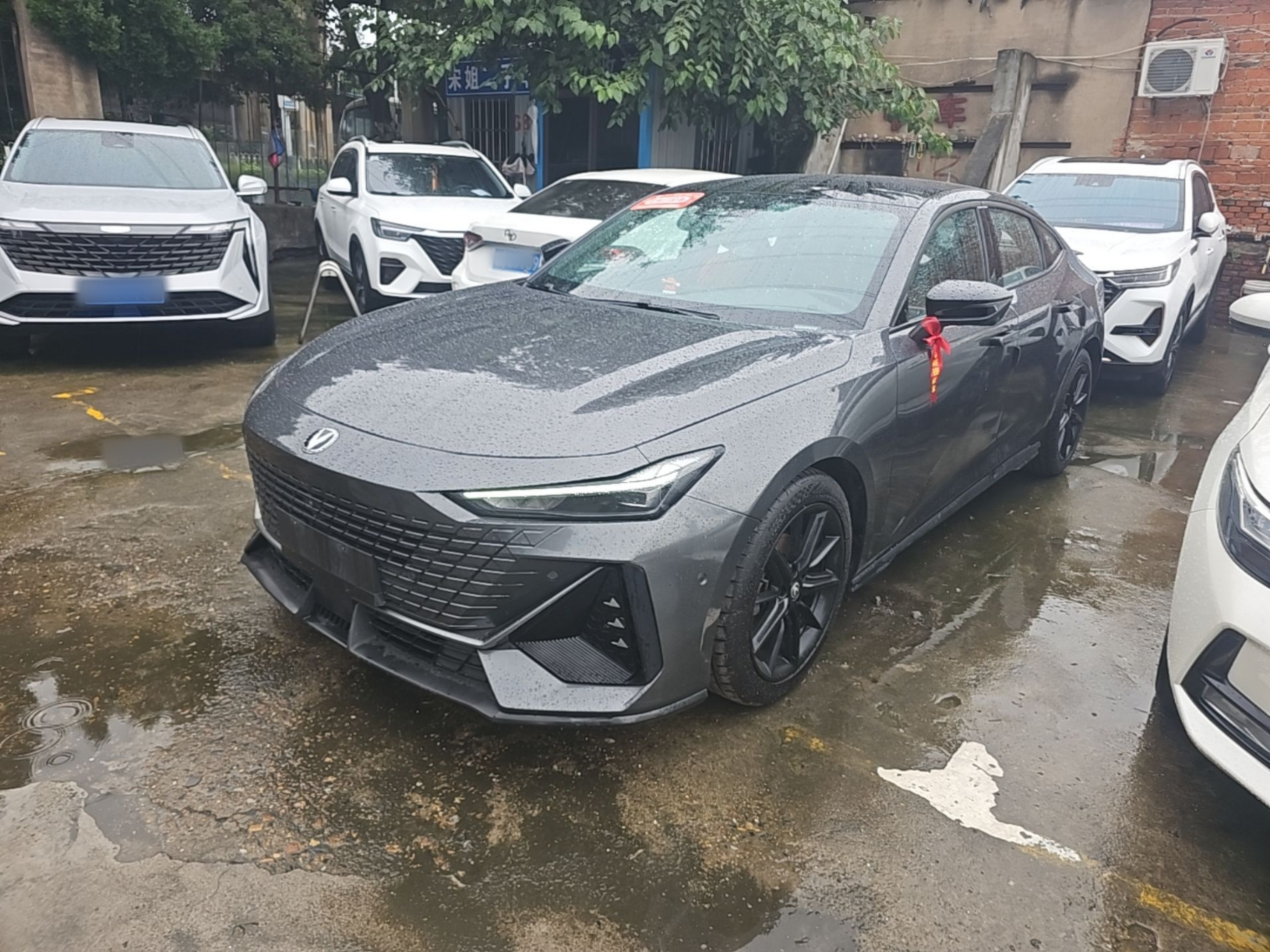 Под передней частью автомобиля
