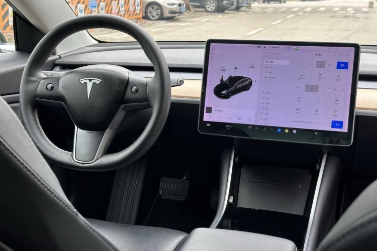 Used Tesla Model 3 2019 Long-Range Rear-Wheel-Drive Version Interior 1