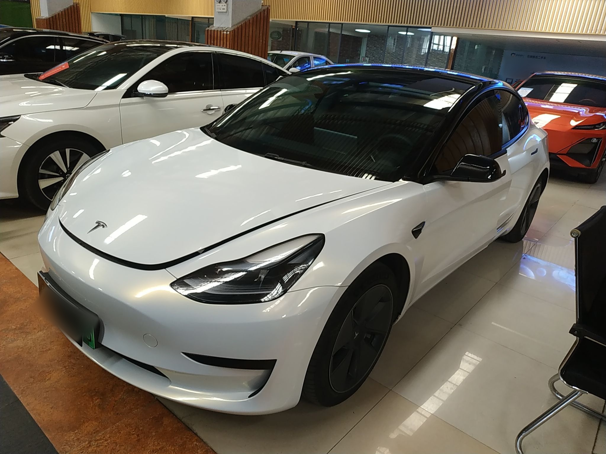 Под передней частью автомобиля