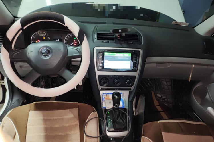 Used Skoda Octavia 2014 1.6L Automatic Yijie Edition Center Console