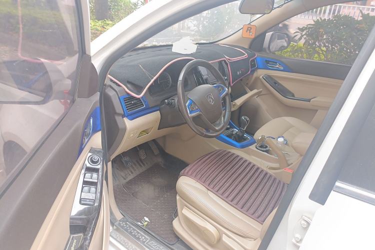 Used Baojun 730 2014 1.5L manual luxury trim 7 seats Driver Seat