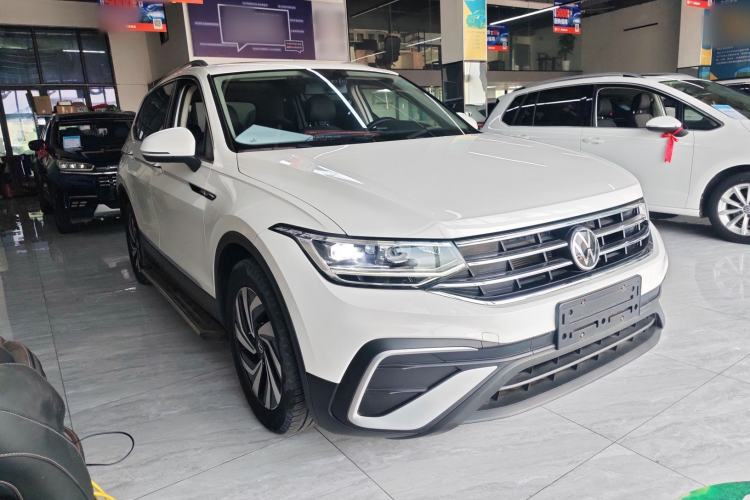 Used Volkswagen Tiguan L 2022 330TSI Automatic Two-Wheel Drive Smart Edition Front Right 45 Deg