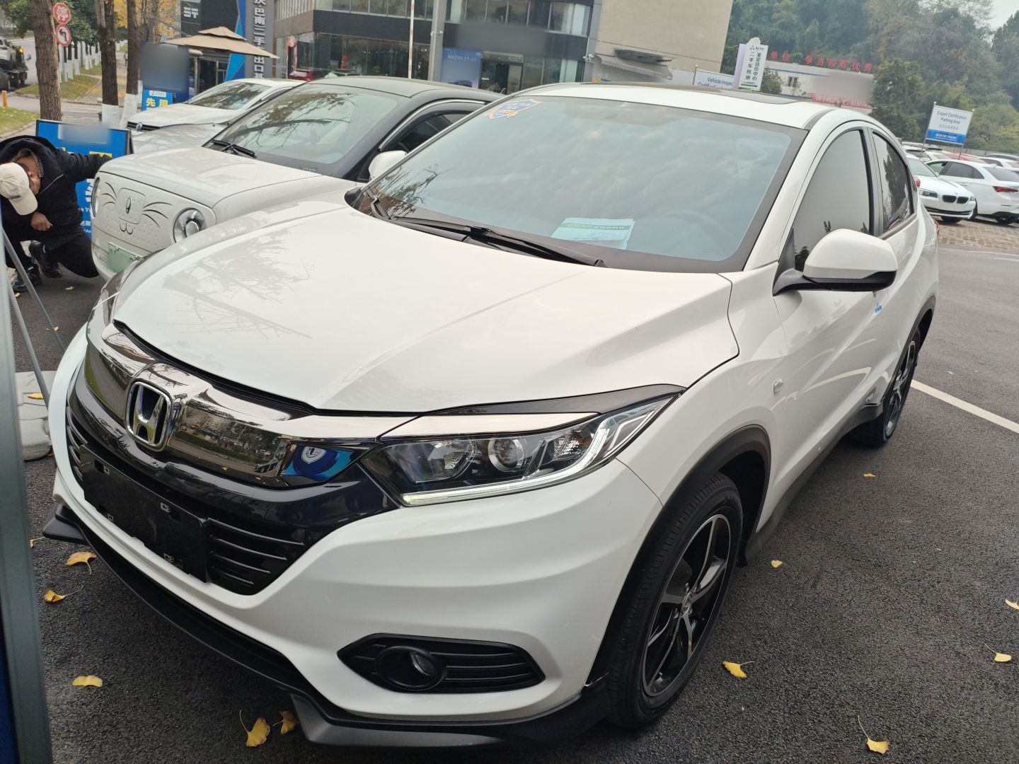 Под передней частью автомобиля