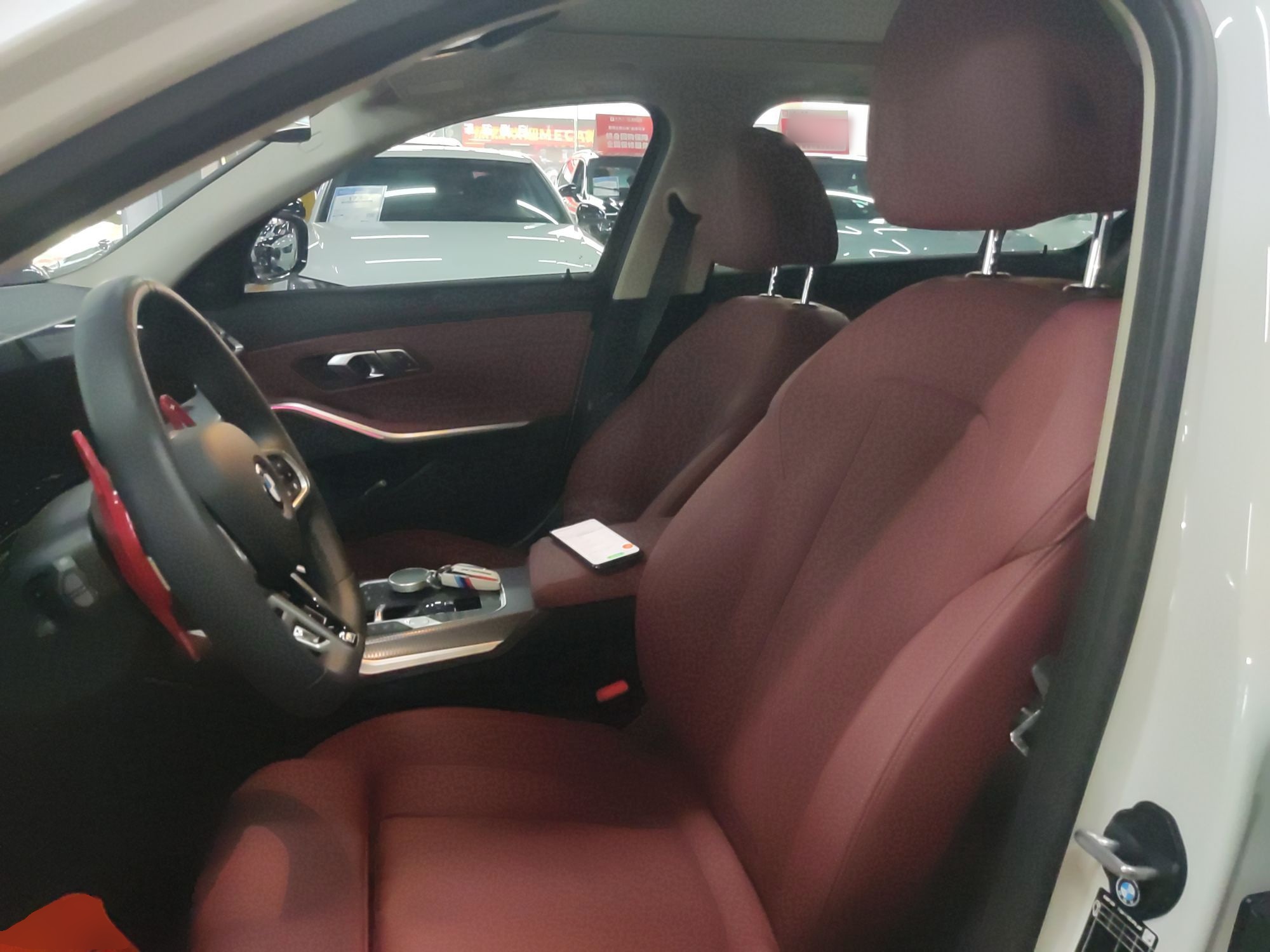 المقاعد الأمامية داخل السيارة