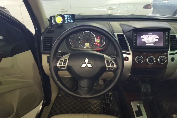 Used Mitsubishi Pajero Sport 2013 3.0L Automatic 4x4 Flagship Edition Steering Wheel